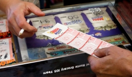 Chân dung người đàn ông số đỏ nhất năm: Trúng 720 giải xổ số chỉ trong một ngày!