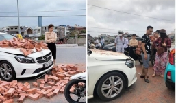 Hot nhất MXH giờ qua: Gương mặt bất lực của nữ tài xế Mercedes khi bị xích lô chở gạch làm móp đầu