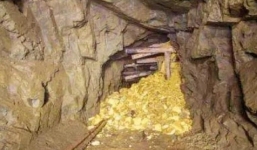 Vớ được nửa tạ vàng khi đi đốn củi, tưởng được đổi đời ai ngờ lại rơi vào vực thẳm