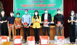 Trao 25 suất quà tặng người nước ngoài gặp khó khăn do dịch Covid-19