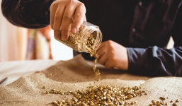 Giá vàng hôm nay 20/10: 'Lật mặt' tăng mạnh sau khi USD tụt giảm