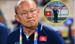 Khoảng lặng sau trận Việt Nam gặp Nhật Bản: Hình ảnh lẻ loi của thầy Park sau hồi còi mãn cuộc
