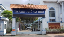 Đồng Tháp: Thầy giáo để lộ ảnh nhạy cảm khi đang dạy trực tuyến