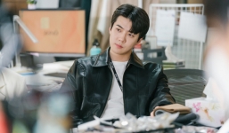 Vừa xuất hiện bên Song Hye Kyo, nhân vật này đã khiến fan 'điên đảo': Visual chẳng khác gì tổng tài!