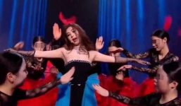 Tình cũ Huỳnh Hiểu Minh 'muối mặt' trước sự cố tụt váy ngay trên sóng truyền hình