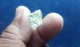Đào trúng kim cương hơn 13 carat, nông dân hoá tỷ phú chỉ sau 1 đêm