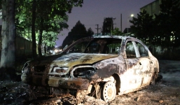 Lao xe vào đống rác đang cháy, tài xế tập lái biến ô tô thành đống sắt vụn