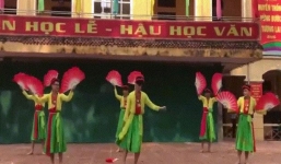 Nhóm nam sinh khoác áo tứ thân, múa quạt theo phong cách Vinahouse cực ngầu