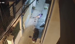 Chủ quan không đóng cốp xe, gái xinh vừa mất túi xách vừa bị đạp ngã ngay trước cửa nhà