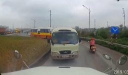 Tài xế 'cứng' bắt hàng loạt ô tô, xe máy đi ngược chiều phải lùi về đúng đường