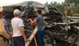 Xe khách Limousine va chạm với container trên cao tốc, ít nhất 4 người thương vong