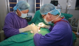 Bị đối phương đá bóng vào vùng kín, nam sinh gãy dương vật, vỡ nát tinh hoàn