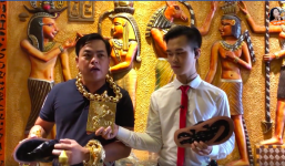 Đại gia vàng Phúc XO khoe sản xuất 500 đôi dép đính vàng với giá 5 triệu đồng/đôi để lấy tiền làm từ thiện