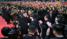 Quân dân reo hò lúc 3h sáng đón ông Kim Jong-un trở về sau chuyến thăm Việt Nam