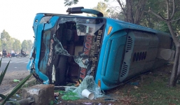 Xe tải va chạm xe khách, 7 người thương vong