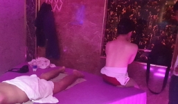 Bắt quả tang nữ nhân viên thoát y kích dục cho khách trong tiệm massage 