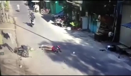 Cảnh bà bầu bị cướp giỏ xách, ngã cắm đầu xuống đường khiến người xem ớn lạnh