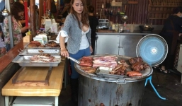 Du khách phát cuồng vì cô thôn nữ bán thịt nướng đẹp xuất sắc trên núi ở Đài Loan