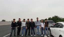 CSGT xem xét phạt nguội nhóm thanh niên dàn hàng chụp ảnh trên cao tốc 