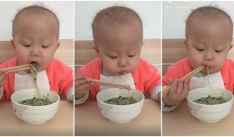 Mới hơn 1 tuổi, cậu bé đã dùng đũa thành thạo khiến người xem thán phục