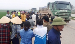 Va chạm với xe tải, 2 bố con tử vong trên đường đi mời cưới