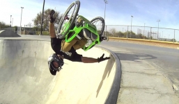 9X nhào lộn trên xe lăn khiến nhiều người bội phục