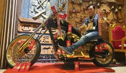 Đại gia đeo 13 kg vàng tiếp tục khiến dân tình 'loá mắt' với chiếc phân khối lớn mạ vàng tiền tỷ