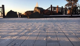 Hà Nội đang nóng như mùa hè, Fansipan lại xuất hiện băng giá