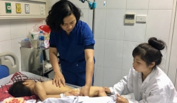 Thương tâm bé trai 9 tuổi bại não bị 4 con chó nhà cắn đứt vùng kín