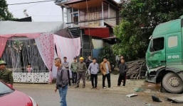 Vụ xe đầu kéo suýt đâm vào đám cưới dựng rạp trên quốc lộ: Trưởng công an xã nói 'không phải vi phạm lớn'