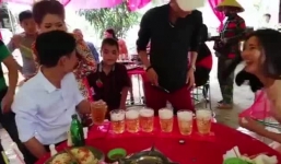 Chú rể và cô dâu song kiếm hợp bích uống cả lít bia để lấy tiền mừng từ đám bạn 'lầy lội'