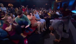 MC bỏ chạy, khán giả kinh hãi trước màn uốn dẻo như phim kinh dị