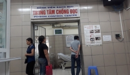 Nhặt được lọ dung dịch lạ, 6 học sinh chia nhau uống rồi cùng nhập viện