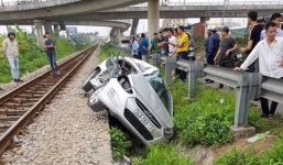 Hiện trường vụ tàu hoả đâm ô tô khiến 5 người thương vong ở Hải Dương