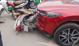 Nữ tài xế lái Mazda CX5 đâm liên hoàn ít nhất 5 xe máy ở Hà Nội