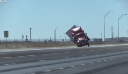Kinh hoàng cảnh xe đầu kéo đang chạy bị gió thổi bay trên đường