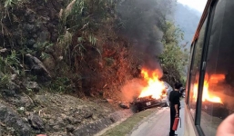 Va chạm với xe bán tải trên quốc lộ, Ford Explorer hơn 2 tỷ bốc cháy trơ khung