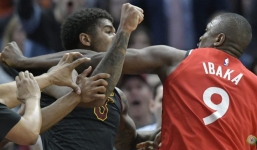 2 'khổng lồ' bóng rổ choảng nhau tới tấp như sàn võ MMA