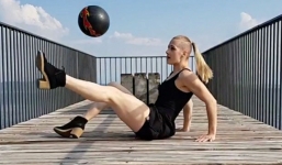 Cầu thủ xinh đẹp trổ tài vừa 'trồng chuối' vừa tâng bóng điệu nghệ