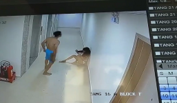 Gã trai lột trần bạn gái ở hành lang chung cư, cầm chổi vụt liên tiếp vào đầu nạn nhân gây phẫn nộ