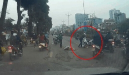 Nam thanh niên đâm tốc váy người phụ nữ, và hành động đáng lên án của anh ta