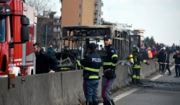 Bất mãn với chính phủ Italy, tài xế bắt cóc 51 trẻ em rồi đốt xe buýt