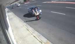 Tông vào ô tô quay đầu, tài xế xe máy bị hất tung hàng chục mét