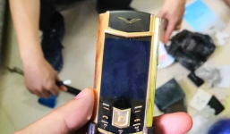 Đại gia bị mất túi xách chứa ĐTDĐ Vertu giá gần 1 tỷ đồng trong lúc đi chùa