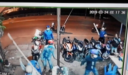Nhóm côn đồ cầm hung khí đập phá quán ốc, tuyên bố 'dẹp' quán trước mặt công an