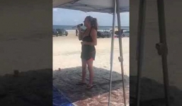 Cô gái người Mỹ thể hiện ca khúc 'Làng tôi' khiến người nghe trầm trồ