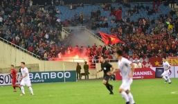 Pháo sáng lại cháy ở SVĐ Mỹ Đình, fan quá khích sắp khiến VFF chịu phạt 