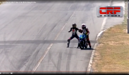 Va chạm trên đường đua, 2 lái xe lao vào 'tẩn' nhau