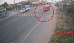 Sang đường thiếu quan sát, xe máy bị ô tô khách đâm văng cả chục mét