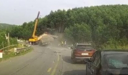 Xe tải mất lái ủi bay xe cẩu đang cứu hộ container gặp nạn